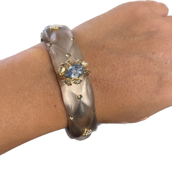 Alexis Bittar quilted hinged lucite bracelet - Picture 4 of 6